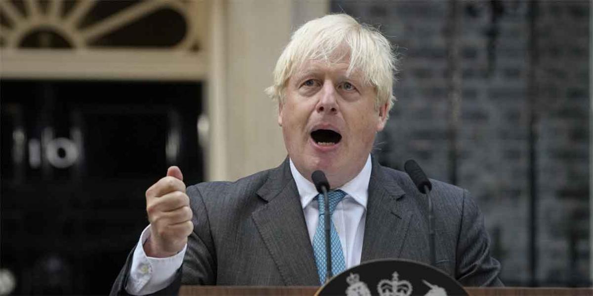 Entre rumores de que tratará de recuperar su antiguo puesto, Johnson regresa al Reino Unido