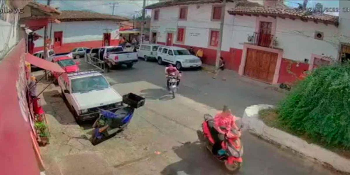 Cámara de seguridad capta el momento en donde COMANDO SECUESTRA a 2 jóvenes en Michoacán