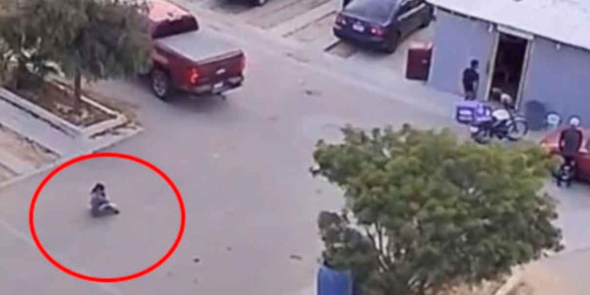 Camioneta pasa por encima de una niña que jugaba con su patineta en Tijuana