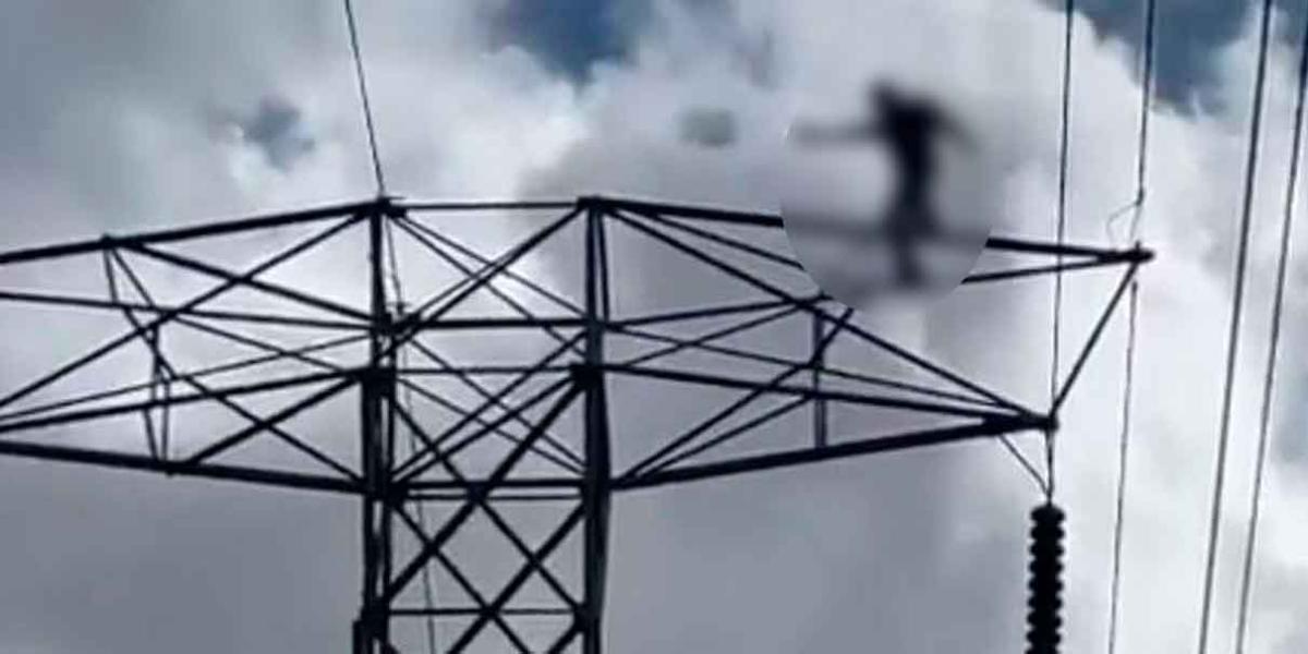Hombre trepa a torre de CFE en Hermosillo y amaga con lanzarse