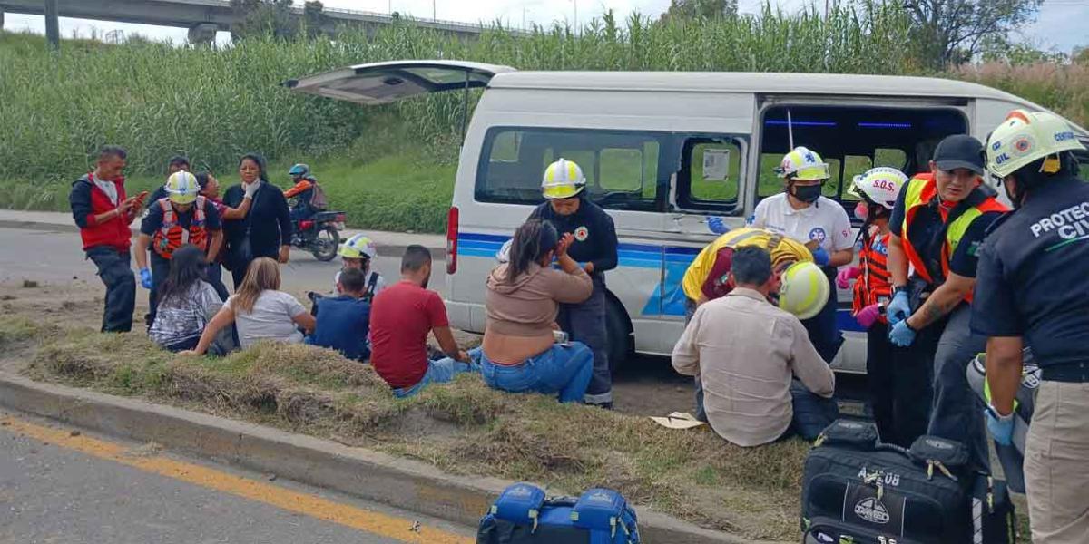 Auto de lujo sale volando de la México-Puebla y choca con combi; 10 heridos el saldo del accidente