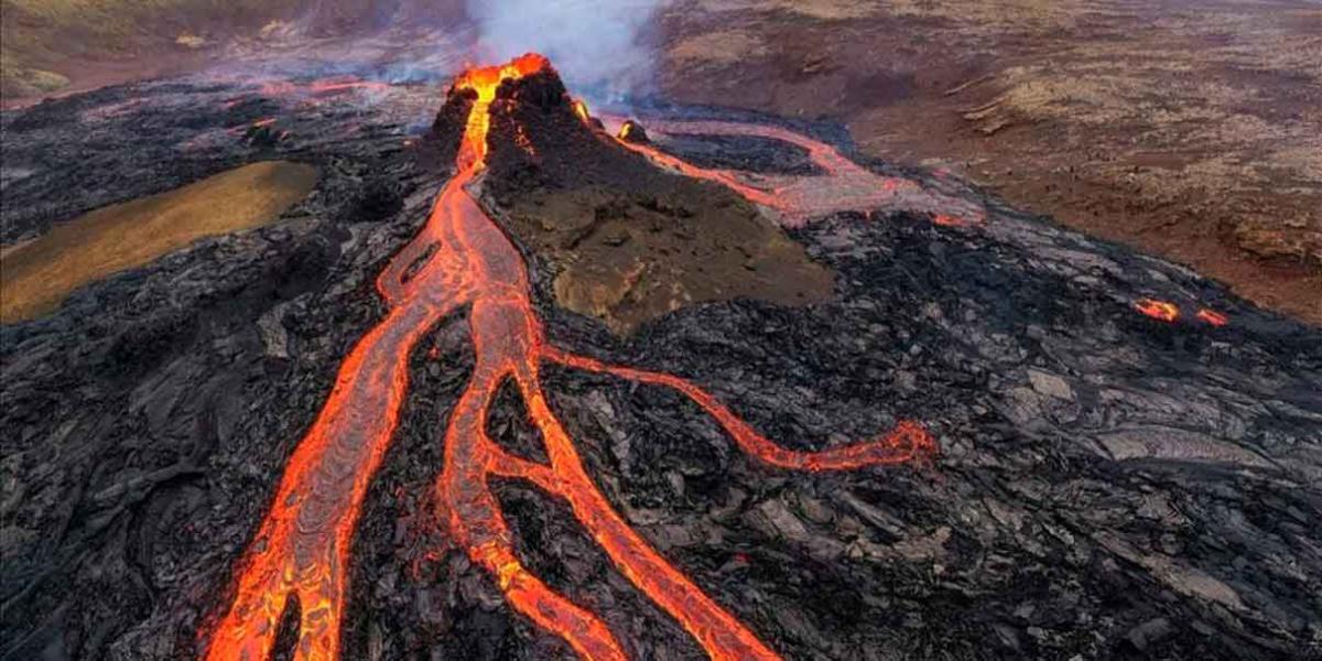 Por enjambre sísmico y alerta de erupción de volcán, Islandia en estado de emergencia 