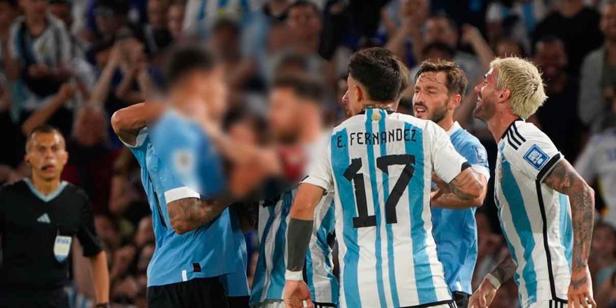 Messi explotó tras bronca y agarró del cuello a un jugador uruguayo