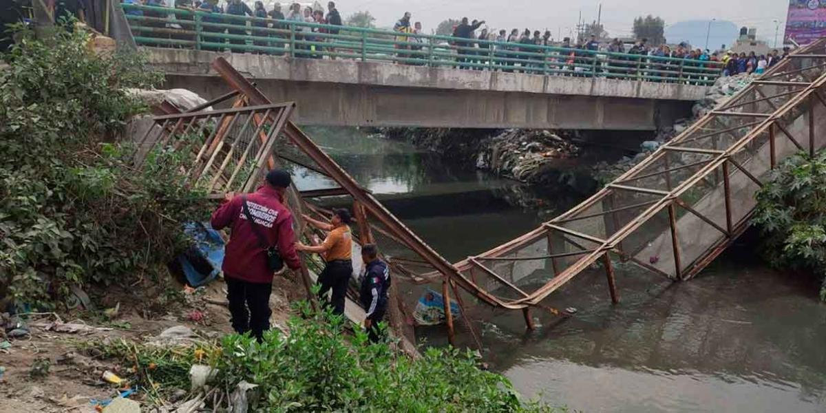 VIDEO. Puente peatonal cae a canal en límite entre Neza y Chimalhuacán; hay 13 lesionados
