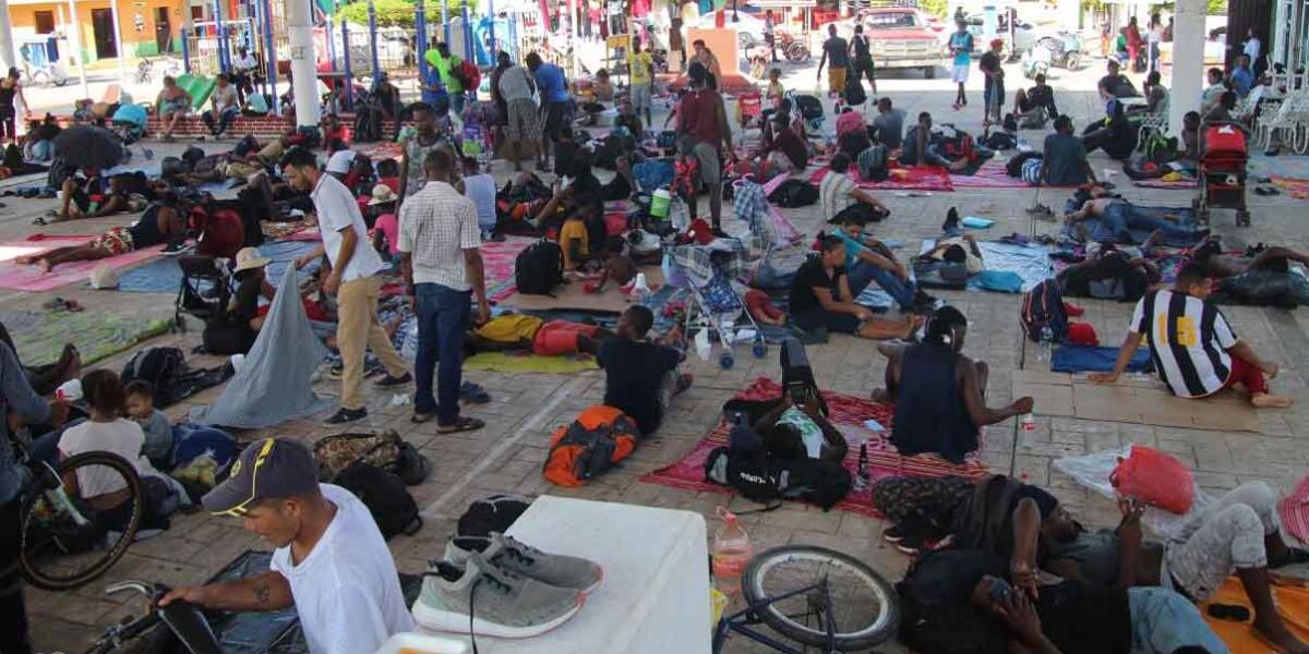 Tras nueve días de caminata. Caravana de miles de migrantes se entrega a autoridades del INM en Chiapas