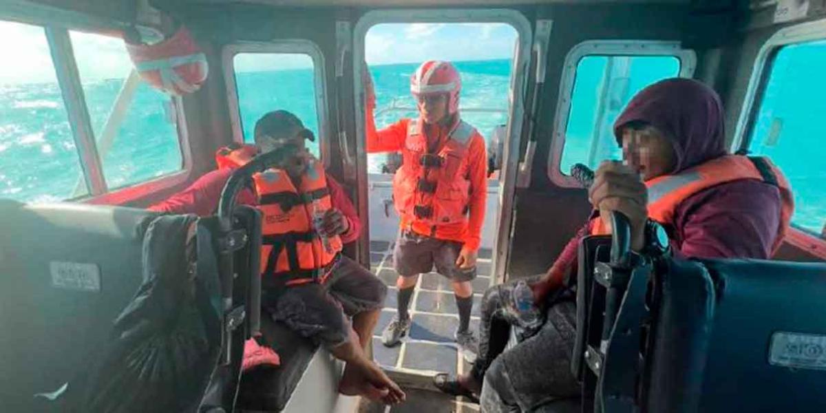 Tripulación femeninas de la Marina hallan a pescadores a la deriva en Yucatán