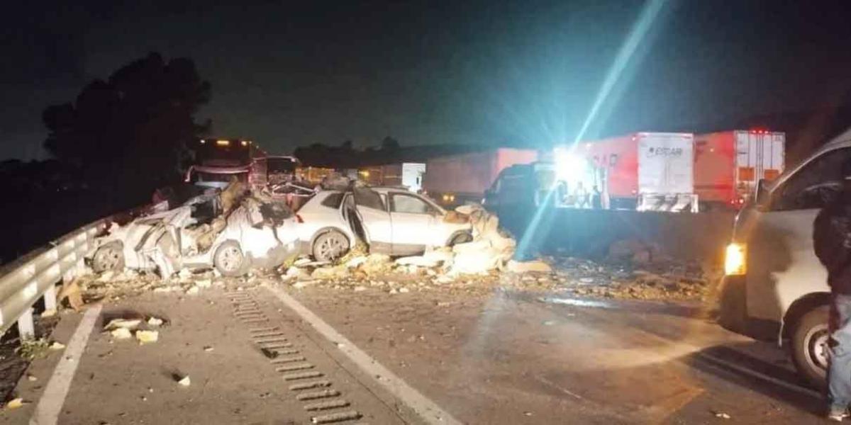 Tráiler sin frenos impacta varios vehículos en la México-Puebla, hay varios muertos