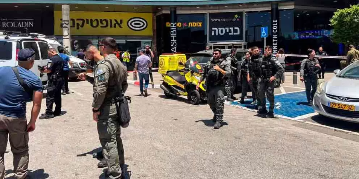 Soldados israelíes son atacados en centro comercial; uno falleció y el agresor fue abatido