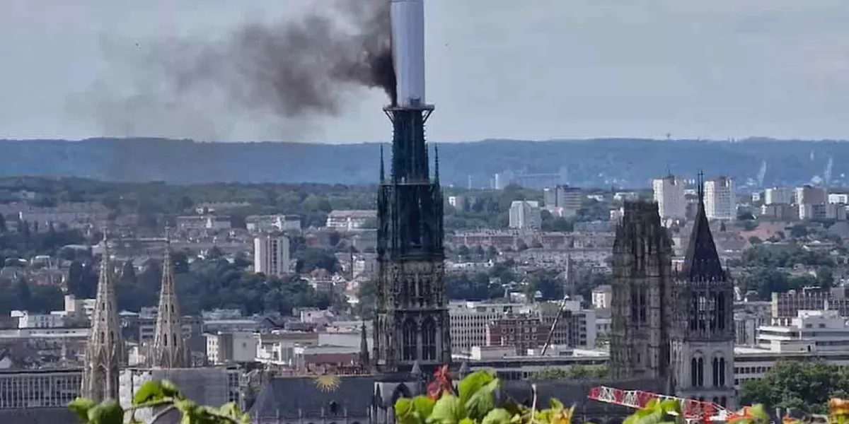 Se desata incendio en la flecha de la catedral de Notre Dame en Rouen, Francia