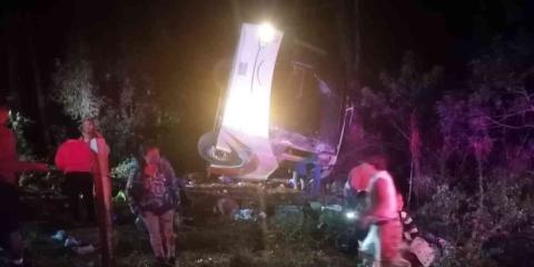 IBAN A JUQUILA. Volcadura de autobús turístico deja 7 poblanos fallecidos y 26 lesionados
