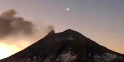 Captan intensa luz color blanca sobrevolando el volcán Popocatépetl