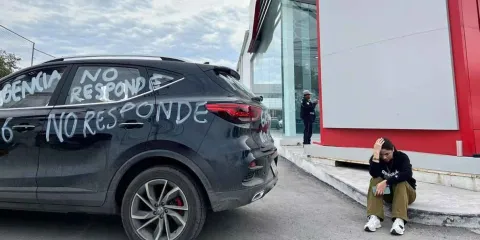 Protesta frente a agencia por auto defectuoso chino se vuelve viral 