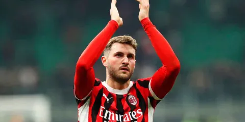 El Milan de Santi Jiménez pierde. Pero fue ovacionado  por la afición de Feyenoord
