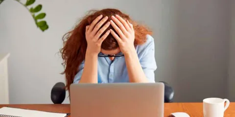 ¿Por qué olvidamos nombres? La ciencia detrás de los lapsos de memoria
