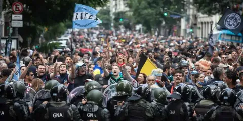 Protesta de jubilados en Argentina culmina en gases, violencia y represión