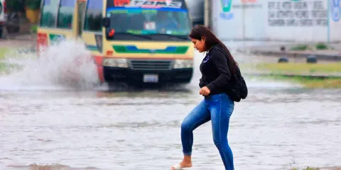 ‘Lorena’ avanza hacia México con fuerza de huracán categoría 1