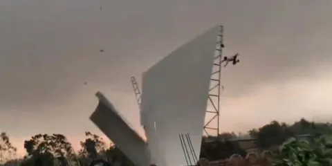 Brutal tormenta en India levanta a un hombre como si fuera papel