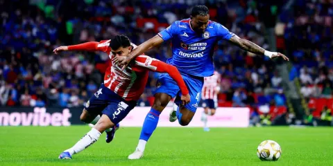 Cruz Azul rescata empate ante Chivas tras polémico penal y define todo en el Jalisco