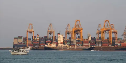 Irán ataca a Emiratos por sortear el bloqueo de Ormuz y sacude el petróleo