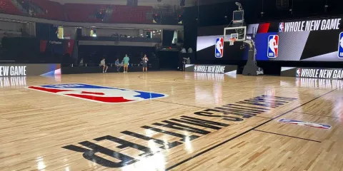 Knicks barren a 76ers y Timberwolves igualan serie ante Spurs en los Playoffs NBA 2026