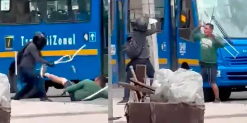 Motociclista y hombre en muletas sostienen reprobable pelea en Bogotá 