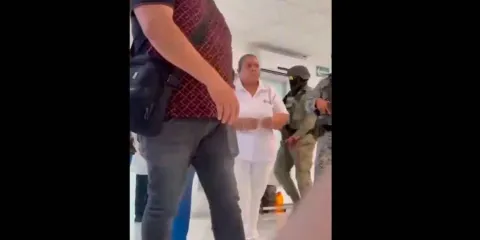 Enfermera es detenida durante escandaloso operativo en hospital de  Villahermosa. VIDEO
