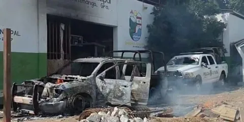 Pobladores retienen a 29 elementos y queman patrullas