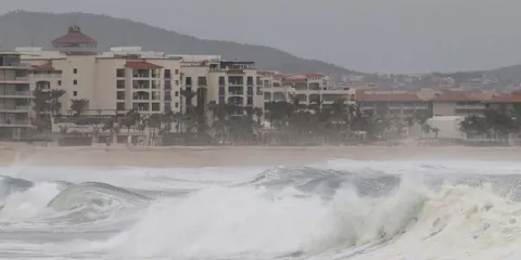 Polo se aproxima a BCS con lluvias, viento y oleaje; Rachel afecta Guerrero y Oaxaca