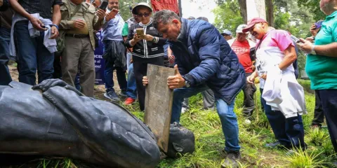 ¡Le dieron cuello! Ex electricistas de LyFC decapitan estatua de Felipe Calderón