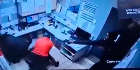 Empleado es despedido en Sudáfrica, regresa para firmar documentación pero mata a tres gerentes. VIDEO