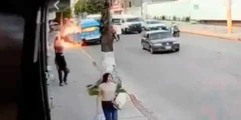 VIDEO muestra cómo bajan a pasajeros e incendian una combi en Cuautla