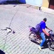 VIDEO. Sujeto arrastra a perro con su motocicleta y baja para patearlo en Jalisco 