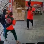 VIDEO. A machetazos empleados evitan robo; ladrón casi pierde un brazo