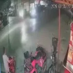 Jóvenes ignoran alto y salen volando tras chocar con camioneta. VIDEO