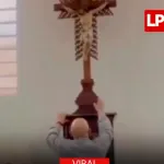 Otro sacerdote es víctima de una cruz de madera. VIDEO