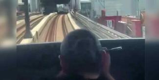 VIDEO. Operadora del Metro CDMX es captada maquillándose durante servicio