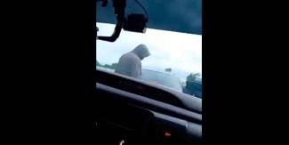 VIDEO. Gran indignación causa ataque directo contra padre e hijo sobre autopista 