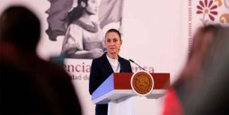 Claudia Sheinbaum Anuncia Denuncia Contra Jueza por Revocación de Reforma Judicial Conflicto Jurídico: Sheinbaum Resiste Orden de Jueza y Defiende Reforma Judicial Nota Informativa La presidenta Claudia Sheinbaum informó este viernes que interpondrá una denuncia contra la jueza Nancy Juárez, quien el jueves ordenó, “sin sustento jurídico”, revocar la promulgación de la reforma judicial que establece la elección popular de ministros, jueces y magistrados. La jueza advirtió que, de no cumplir con su orden en 