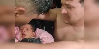 Milagro en Venezuela: el emotivo rescate con vida de un recién nacido entre los escombros tras los terremotos
