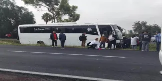 Unidad de pasajeros vuelca a la altura de Teotihuacán