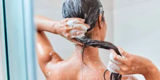 Sol, cloro y mar dañan el cabello: ¿sirve el ácido hialurónico?