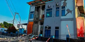 Terremoto de 7.7 sacude Indonesia y activa alerta de tsunami