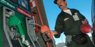 Gasolina regular seguirá debajo de 24 pesos hasta febrero de 2027