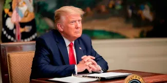 Trump enfrenta disputa con medios y aprobación cae a 32% en EU
