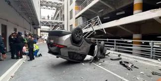 Auto cae en Galerías Coapa: qué se sabe de la barrera de protección