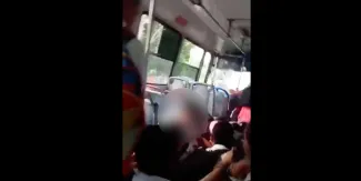 Atacan autobús con estudiantes en Sinaloa; chofer llega herido a retén. VIDEO