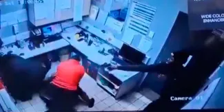 Empleado es despedido en Sudáfrica, regresa para firmar documentación pero mata a tres gerentes. VIDEO
