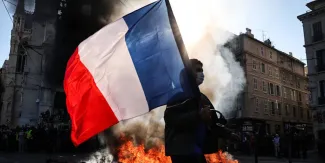 Francia impone toque de queda parcial tras ola de saqueos