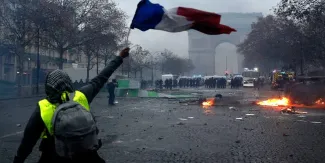 Emmanuel Macron condena violentos disturbios en Francia y promete mano dura contra saqueadores