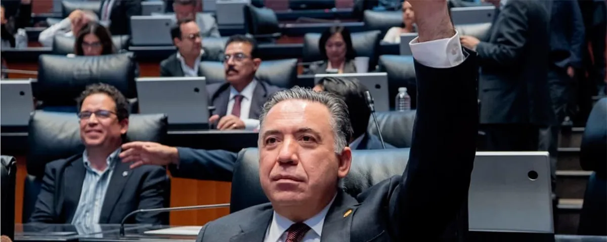 Inzunza deja bancada de Morena y seguirá como senador independiente